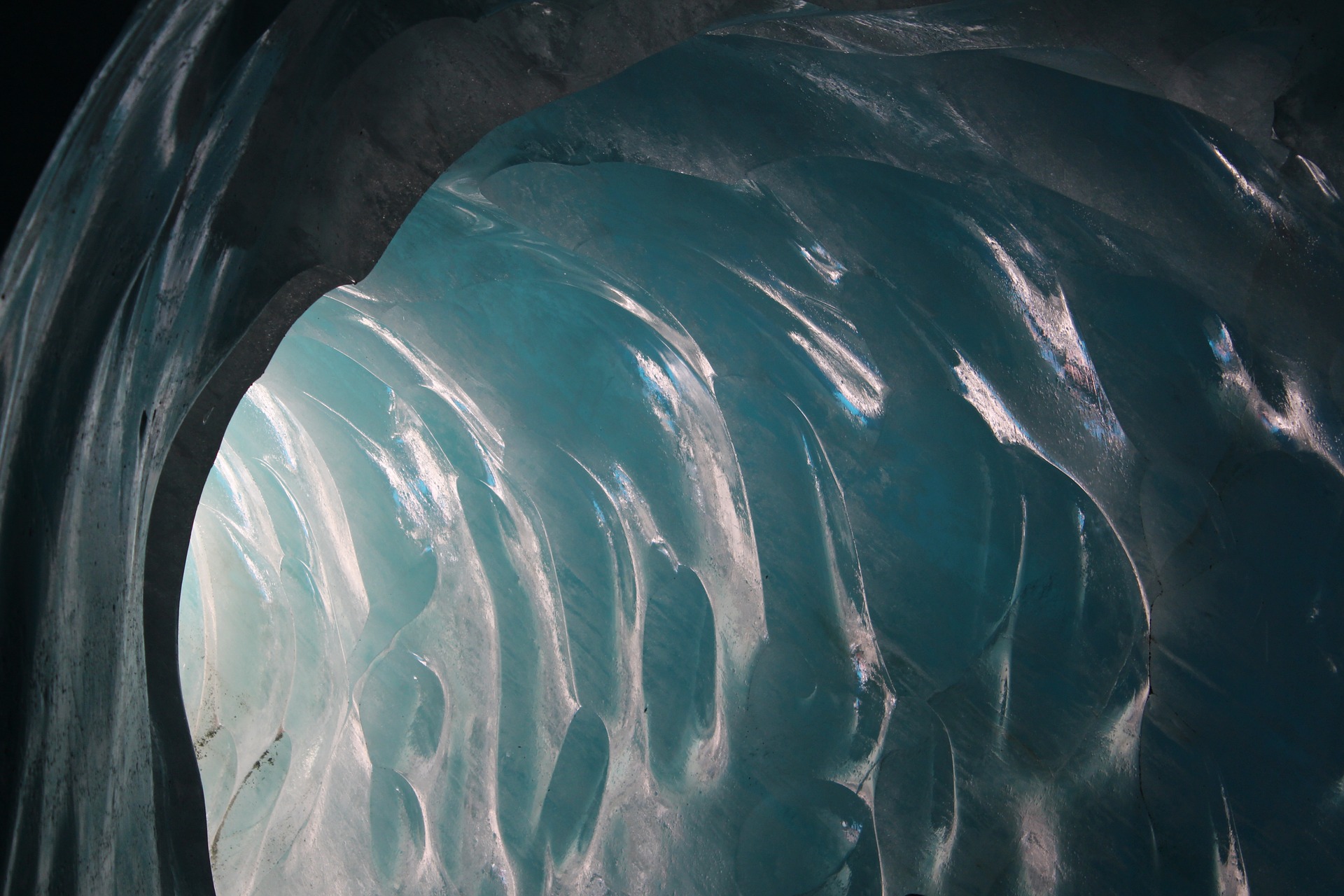 一分鐘知天下事：全球最夯旅遊新景點～冰島人造藍冰洞穴  實現當Elsa女王的夢想！