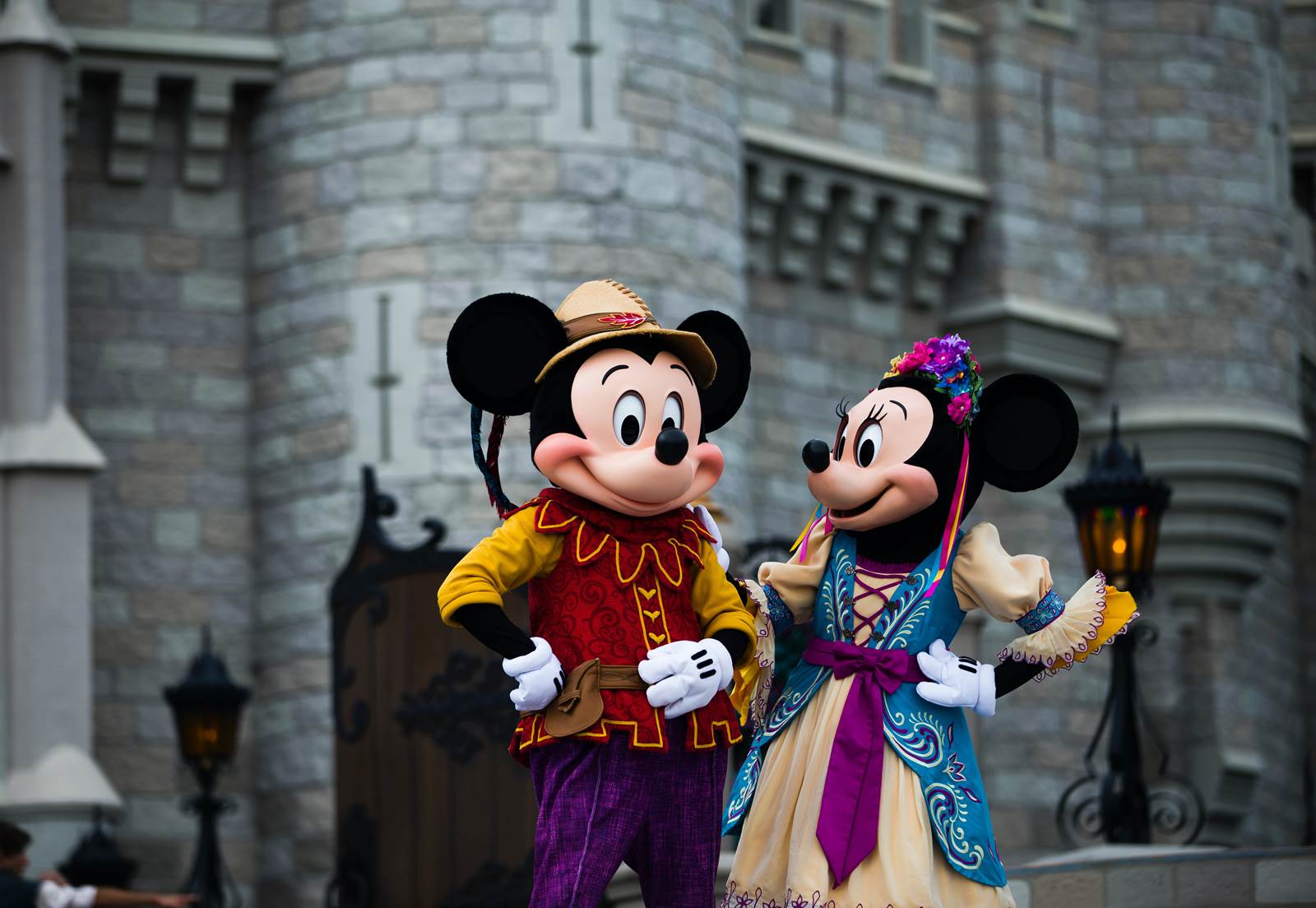 迪士尼解封！米老鼠可以抱抱了 Mickey Mouse can hug again at Disneyland